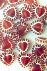 Inimă margele de 8x7x4 mm roșu cu alb -20 grame ~175 bucăți