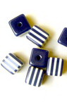 Мънисто резин куб 8x8x7 мм дупка 2 мм синьо с бяло райе -50 броя