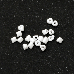 Τριγωνικές γυάλινες χάντρες seed 1 ± 3x2,5x2 mm τρύπα 0,5 mm opaque λευκό -20 γραμμάρια