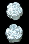 Λουλούδι απομίμηση μαργαριτάρι τρύπα 11x8 mm 4 mm λευκό χρώμα -20 γραμμάρια ~ 51 τεμάχια