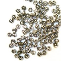 Χάντρα Μεταλλιζέ ροδέλα  λουλούδι  με μαύρη άκρη 6x4 mm τρύπα 1,5 mm ασήμι -50 γραμμάρια συσκευασία~ 520 τεμάχια