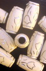 Butoi cu fir argintiu de margele 16x9 mm gaură 4 mmm alb -50 grame ~ 85 bucăți