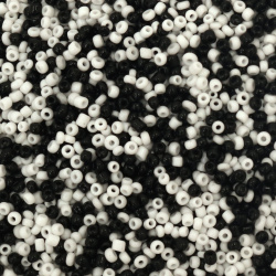 Margele de sticla de 2 mm grosime amestec alb si negru -50 grame ~3670 bucati