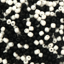 Margele de sticla de 4 mm grosime amestec alb si negru -50 grame ~575 bucati
