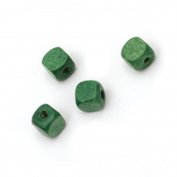 Κύβος, χάντρα, ξύλο 8x8 mm τρύπα 3 mm πράσινο -50 γραμμάρια ~ 220 τεμάχια