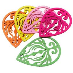 Pandantiv sin lemn forma picătură 60x41x2 mm gaură 2 mm colorate -10 bucăți