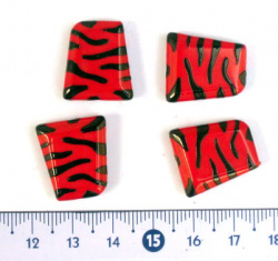 Two-color bead trapezoid 20x17x6 mm red and black - 30 grams