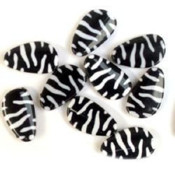 Two-color oval bead 20x12x5 mm black and white -3 0 grams