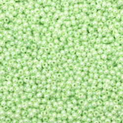 Γυάλινες χάντρες τύπου τσέχικη πάχους 2 mm μαργαριτάρι ανοιχτό πράσινο -15 γραμμάρια ~ 2050 τεμάχια
