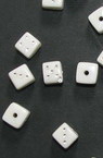 Δεν είναι διαθέσιμο. Χάντρα ζάρια 6 mm τρύπα 1.2 mm λευκό -50 γραμμάρια ~ 165 τεμάχια