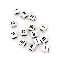 Мънисто двуцветно куб с букви 6 мм дупка 3 мм бяло и черно -20 грама ~92 броя