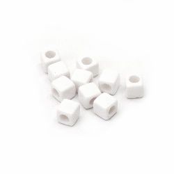 Χαντρα οπάκ πλαστική  κύβος 7 mm τρύπα 4 mm λευκό -50 γραμμάρια ~ 180 τεμάχια