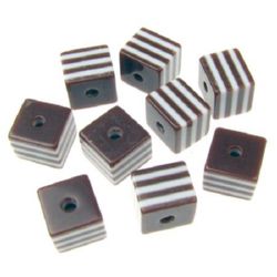 Κύβος ρητίνη 8x8 mm οπή 1,5 mm καφέ με λευκές γραμμές -50 τεμάχια