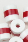 Мънисто резин цилиндър 9x8 мм дупка 2 мм бяло и червено райе -50 броя