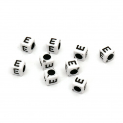 Χάντρα  πλαστική  κύβος με γράμμα E 6 mm τρύπα 4 mm λευκό και μαύρο -20 γραμμάρια ~ 95 τεμάχια