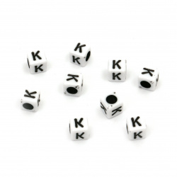 Χάντρα  πλαστική κύβος με γράμμα K 6 mm τρύπα 4 mm λευκό και μαύρο -20 γραμμάρια ~ 95 τεμάχια