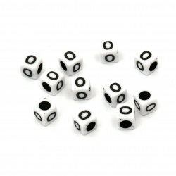 Χάντρα  πλαστική  κύβος με γράμμα O 6 mm τρύπα 4 mm λευκό και μαύρο -20 γραμμάρια ~ 95 τεμάχια