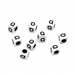 Χάντρα  πλαστική  κύβος με γράμμα Q 6 mm τρύπα 4 mm λευκό και μαύρο -20 γραμμάρια ~ 95 τεμάχια