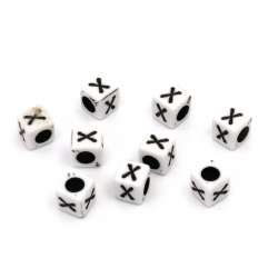 Χάντρα  πλαστική  κύβος με γράμμα X 6 mm τρύπα 4 mm λευκό και μαύρο -20 γραμμάρια ~ 95 τεμάχια