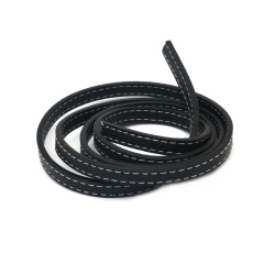 Шнур изкуствена кожа 10x3 мм цвят черен с бял шев -1.20 метра