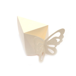 Κουτάκι δώρου σε σχήμα κομμάτι τούρτας με πεταλούδα 10x6,5x6 cm μαργαριταρένιο γαλακτώδες λευκό - 1 τεμάχιο