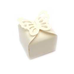 Cutie cadou pliabila din carton cu un fluture 6x6x5,5 cm culoare alb lapte sidefat