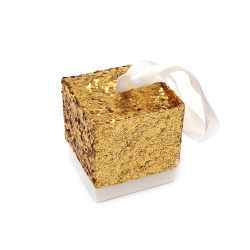 Cutie pliabila din carton 5x5x5cm brocart auriu cu panglica
