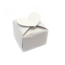 Кутия картонена сгъваема за подарък 6x6x6.5 см със сърце цвят перлено бял
