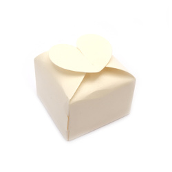 Πτυσσόμενο κουτί για δώρο από χαρτόνι  6x6x6,5 εκ. ιβουάρ περλέ με καρδιά