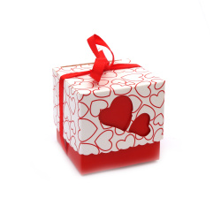 Πτυσσόμενο κουτί για δώρο από χαρτόνι καρδιές 5,2x5,2x5 cm χρώμα κόκκινο με κορδέλα