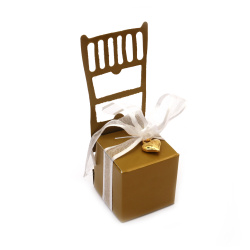 Cutie scaun pliabil din carton 4x4x11 cm culoare aurie cu panglica si pandantiv inima