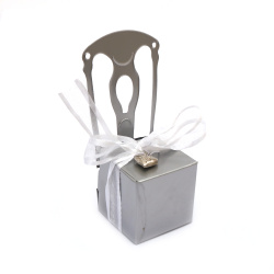 Cutie scaun pliabil din carton 4x4x11 cm culoare argintie cu panglica si pandantiv inima