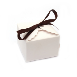 Cutie carton pliabila 6,5x6,5x4,5 cm alba cu panglica