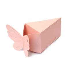 Karton-Gastgeschenkbox in Tortenstück-Form mit Schmetterling, 10 x 6,5 x 6 cm, perlrosa, 1 Stück