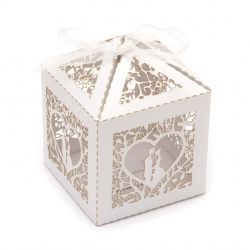 Кутия картонена сгъваема 8x6x6 см сърце с младоженци цвят бял перлен