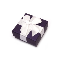 Cutie de bijuterii 7x7 cm violet cu panglica alba