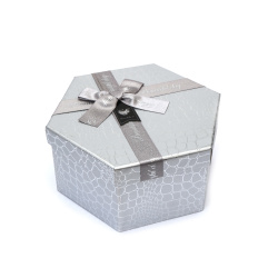 Подаръчна кутия 19x16.5x8.5 см форма на пчелна пита (шестоъгълна) цвят сребро