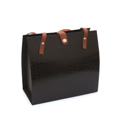 Подаръчна кутия във формата на дамска чанта 25x12.5x26.5 см цвят кафяв имитация на змийска кожа