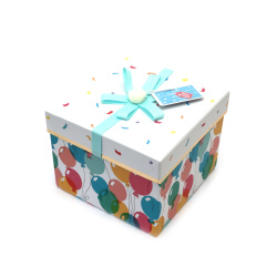 Cutie cadou 13,6x13,6x9 cm cu decorațiune și inscripția La mulți ani