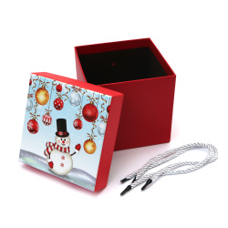 Cutie cadou de Crăciun 13x13x12,8 cm culoare roșie cu om de zăpadă