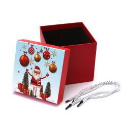 Cutie cadou de Crăciun 13x13x12,8 cm culoare roșie cu Moș Crăciun și brazi de Crăciun