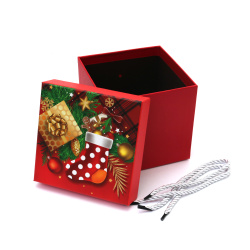 Cutie cadou de Crăciun 13x13x12,8 cm, culoare roșie, cu șosetă de Crăciun