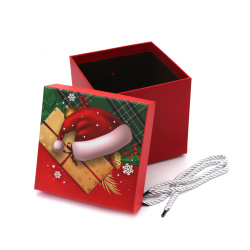 Cutie cadou de Crăciun 13x13x12,8 cm, culoare roșie cu pălărie de Crăciun
