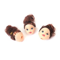 Cap de păpușă cu ochi pictați și păr castaniu, model fetiță 26x29x24 mm – 5 bucăți