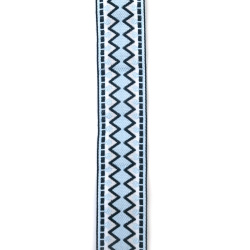 Panglică decorativă de pasmanterie 30 mm, albă cu accente albastru-gri și bleu pal - 5 metri