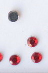Акрилни камъни за лепене 3 мм кръг червен прозрачен фасетиран -200 броя