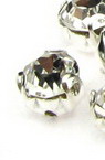Stoc epuizat. Primeste notificare pe email cand produsul revine in stoc Piatra de cusut cu baza metalica de 4,5 mm alb de calitate superioara -25 piese