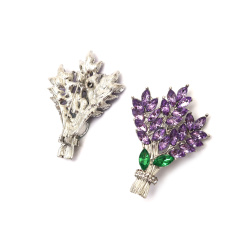 Λεπτεπίλεπτη μεταλλική μπρότσα λεβάντας 40x55 mm – ασημί χρώμα με λαμπερά κρυστάλλια, ιδανική για κομψά σύνολα, κοσμήματα DIY εμπνευσμένα από τη φύση & προσεγμένα δώρα