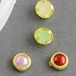 Stoc epuizat. Primeste notificare pe email cand produsul revine in stoc Elemente pentru decorare emisferă perlată 4,5x2 mm în racorduri cutie ASSORTE ~ 60 bucăți