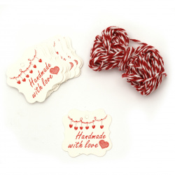 Etichete din carton 45x45x0,5 mm cu inscripția „Handmade with love” 50 de bucăți și șnur răsucit alb și roșu 10 metri